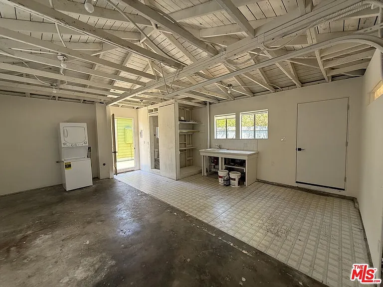 802 Superba Ave — Photo 16