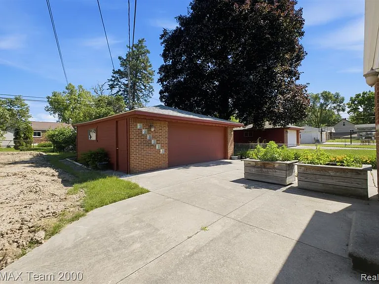 31906 Cambridge St — Photo 31