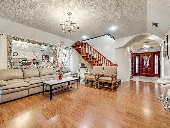 3rd image of 4201 Briar Hill Dr