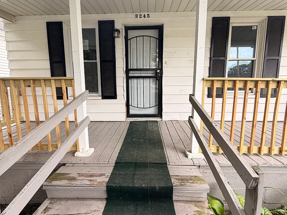 3245 Elm St