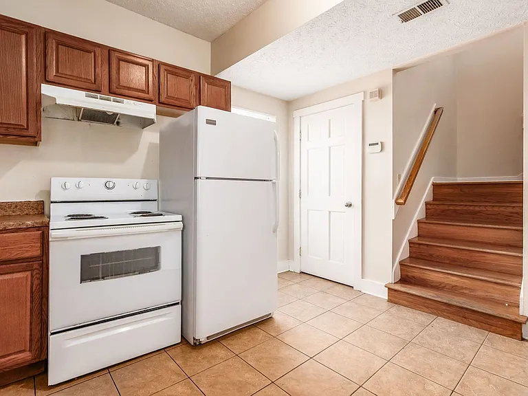 1371 Summit St #C — Photo 4