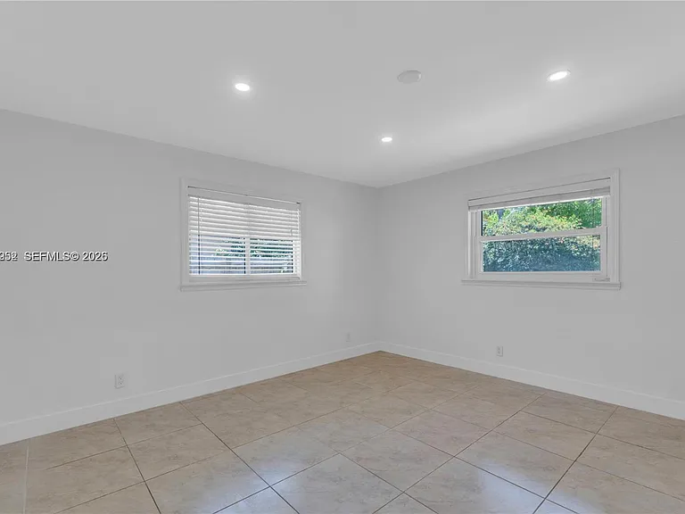 806 NE 4th St — Photo 16