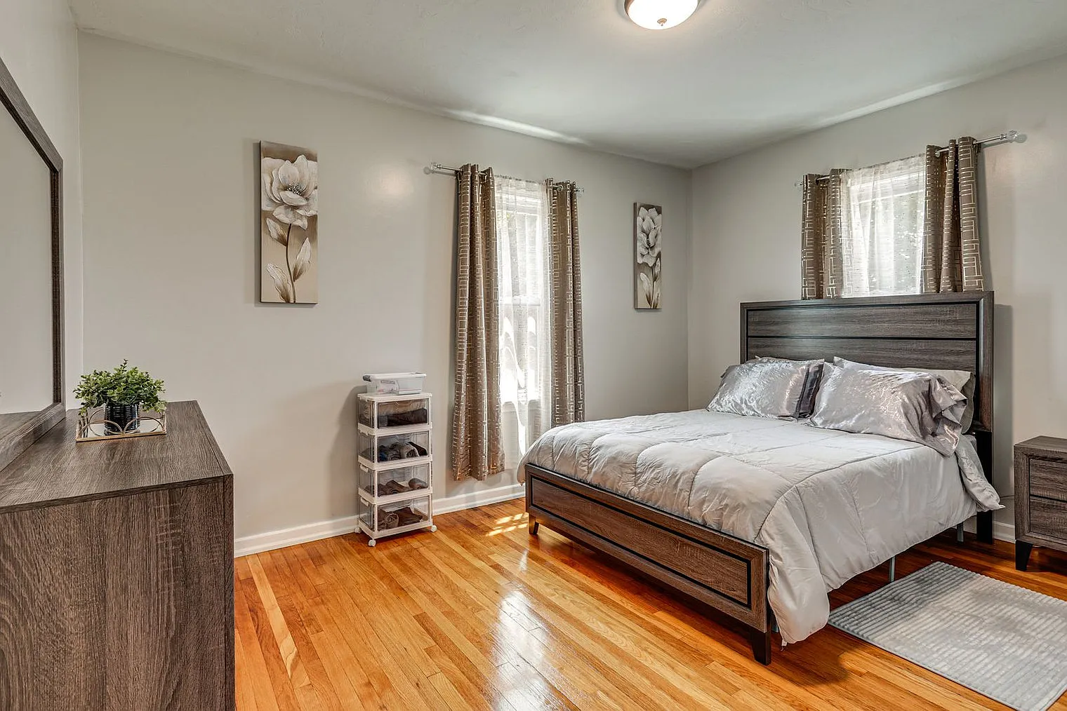 5 bed, 2.0 bath, 4445 sqft, $4,152 — Photo 4