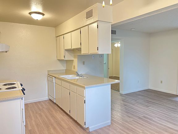 5th image of 4700 Columbus St APT B