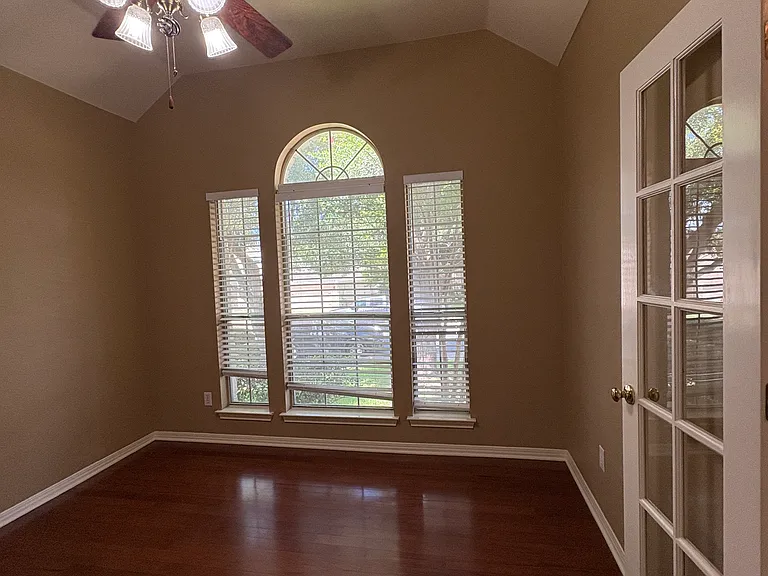 207 Kettleman Ln N — Photo 8