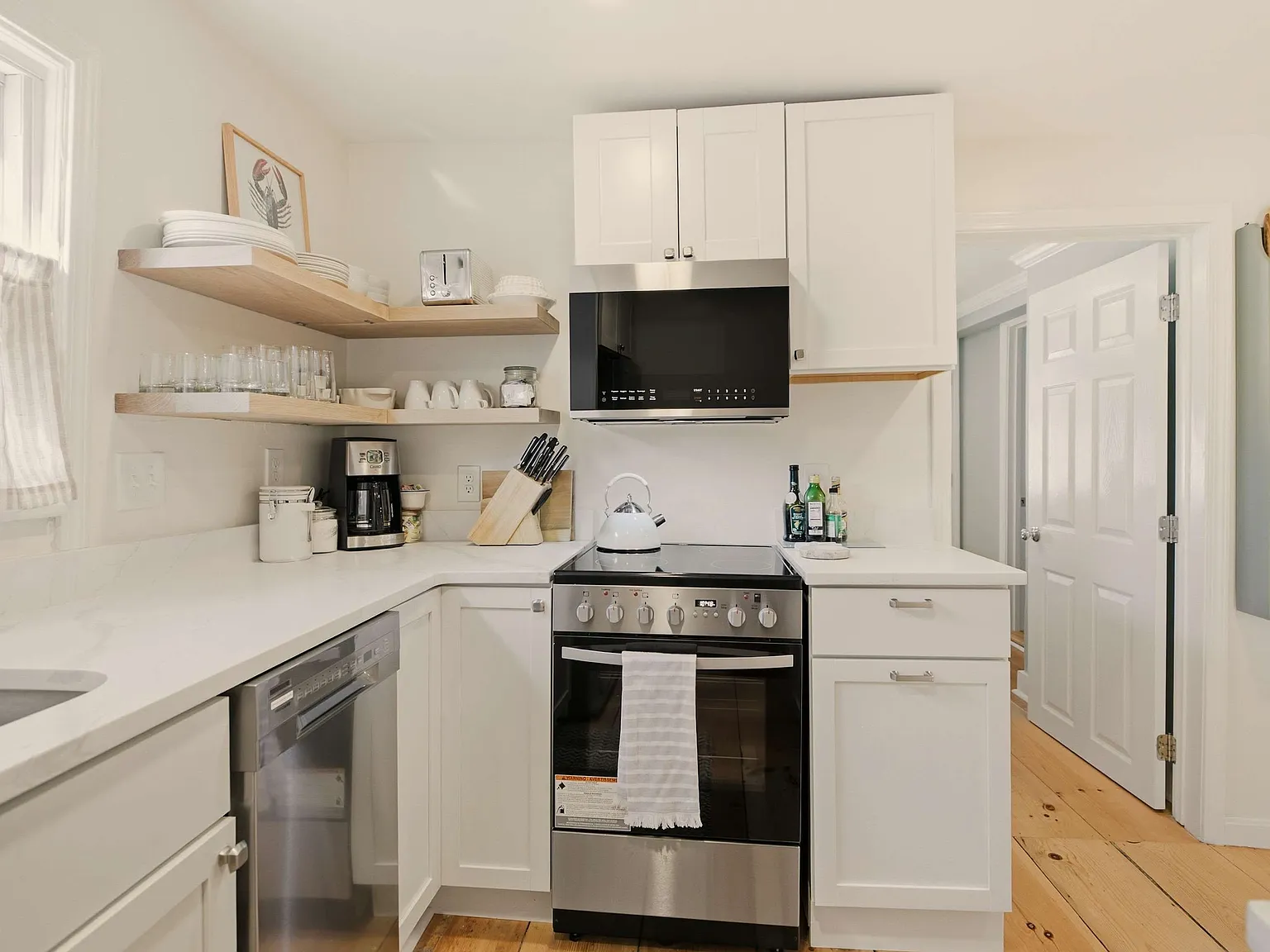 2 bed, 900 sqft, $3,000 — Photo 2
