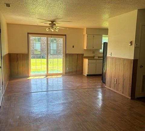 4th image of 224 W Vale Dr