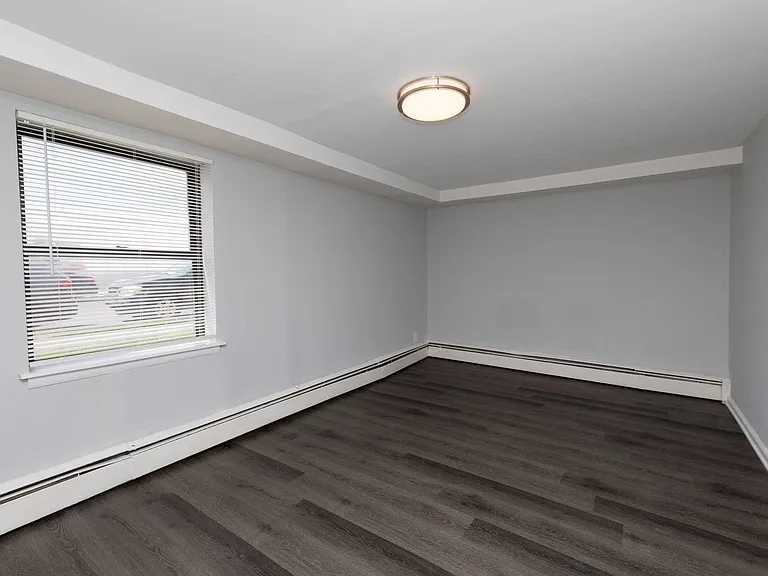 Revere Court Apartments — Photo 10