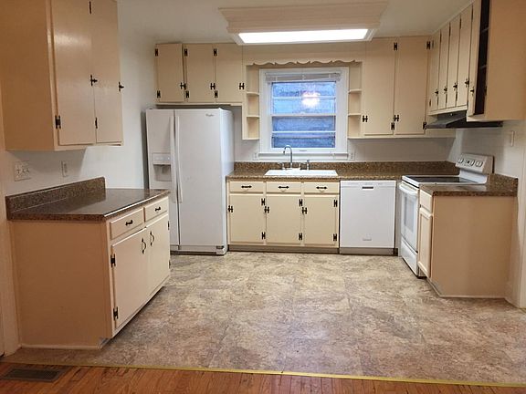 kitchen with appliance inc dishwasher