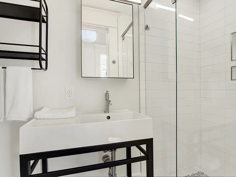 408 W 41st St #B — Photo 9