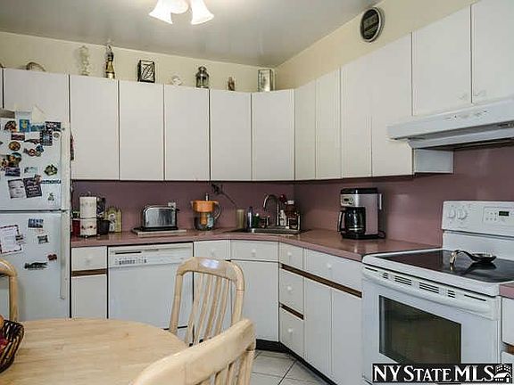 4th image of 5 Meadow Ln