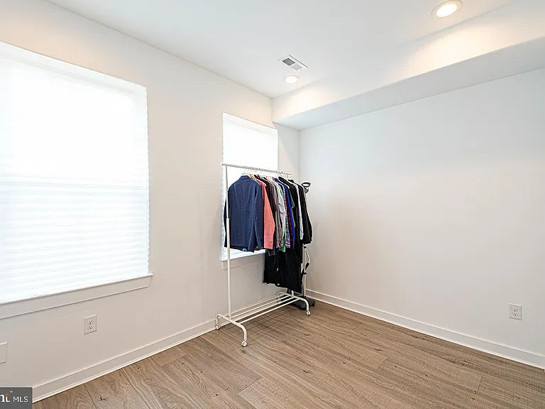 2137 Cross St — Photo 5