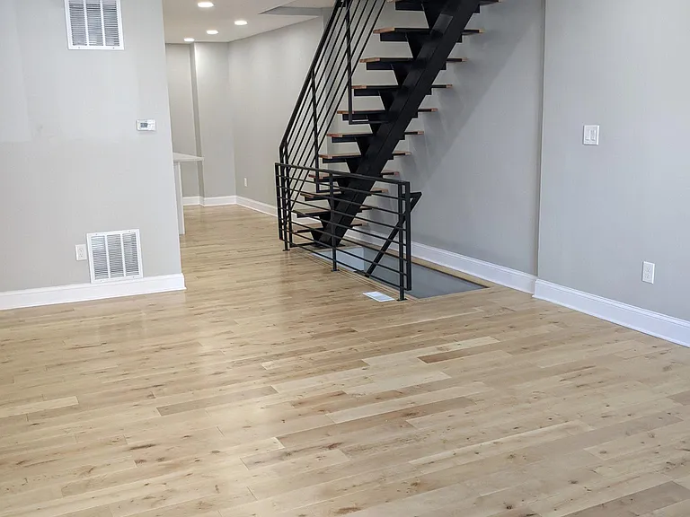 922 Catharine St — Photo 36
