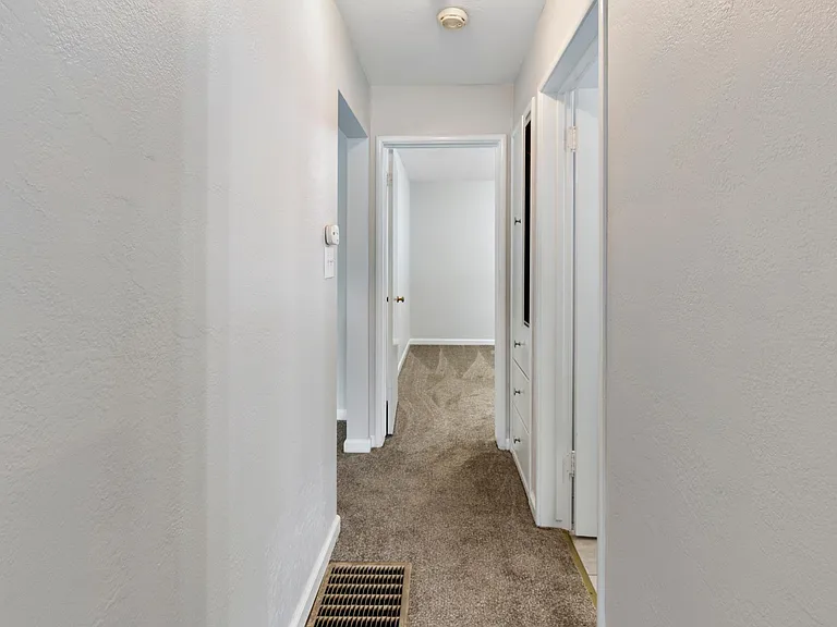 704 Windsor Dr — Photo 7