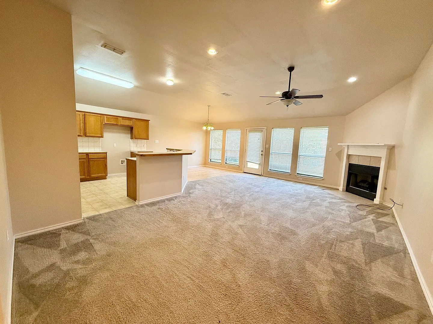 Spacious 3-bed/2-bath on corner lot! — Photo 4