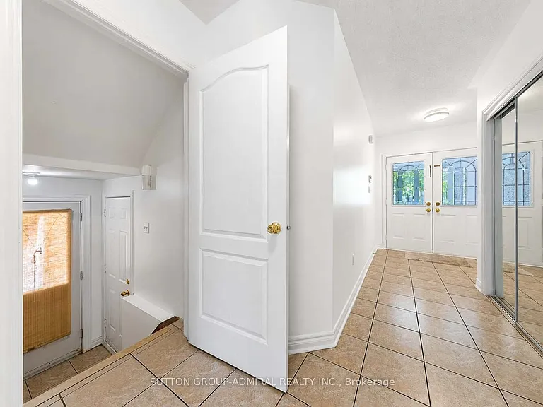 189 Warwick Cres #UPPER — Photo 3