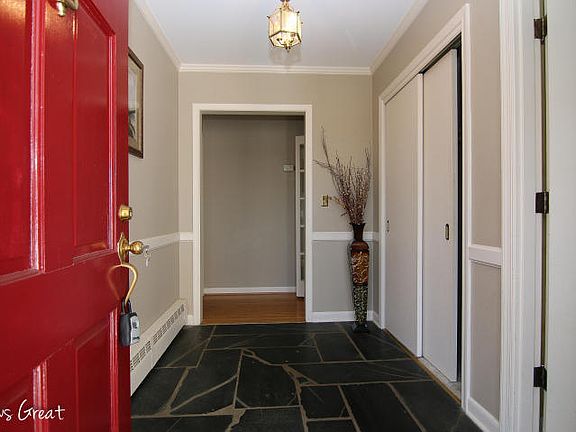 5th image of 619 Crestwood Dr
