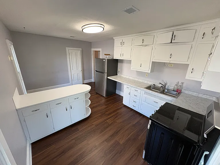 208 W 3rd St — Photo 10