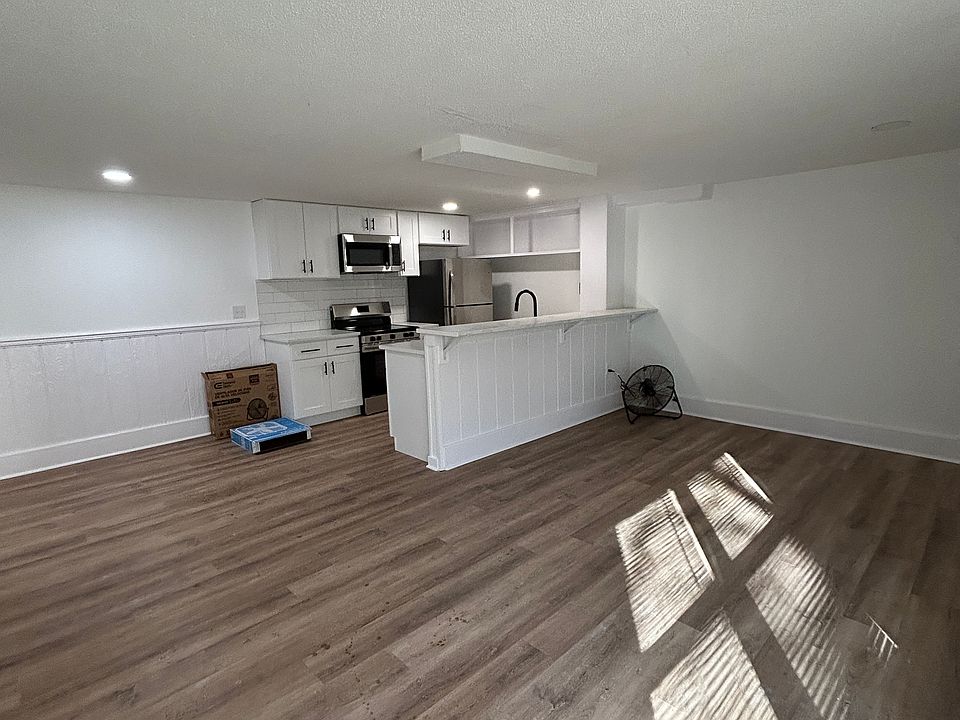 living room/dining/kitchen combo