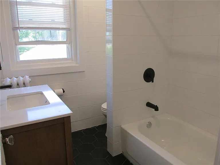 1136 N New St — Photo 11