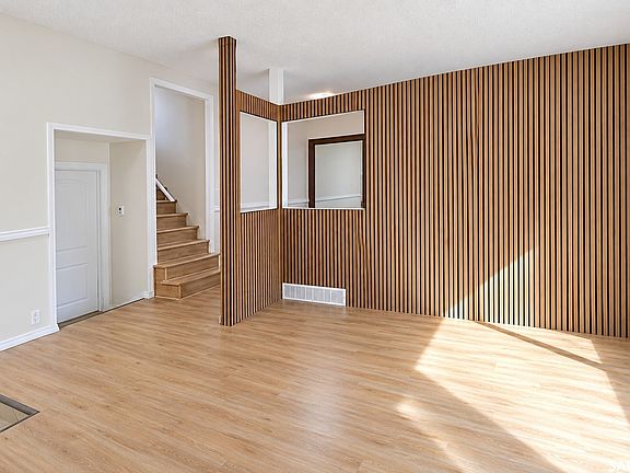 4th image of 910 DEVONSHIRE Drive N