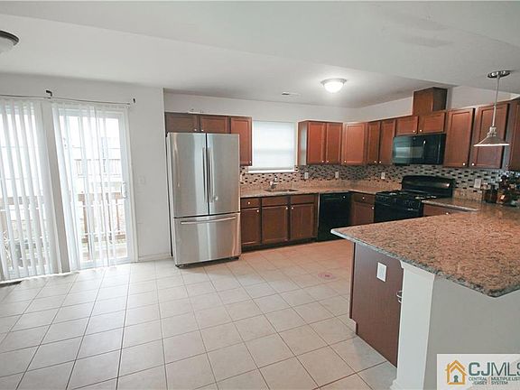 4th image of 13 Alerica Ln