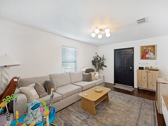 4th image of 220 W College St