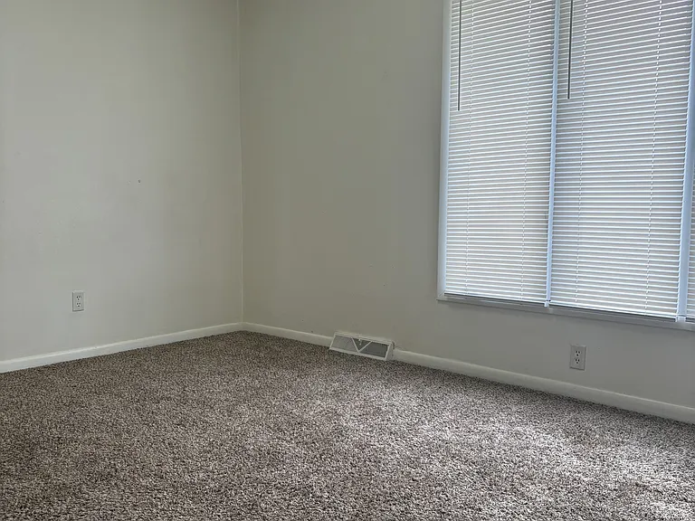 408 Amherst Dr — Photo 6