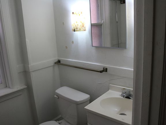 3rd image of 611 W Jefferson St APT B