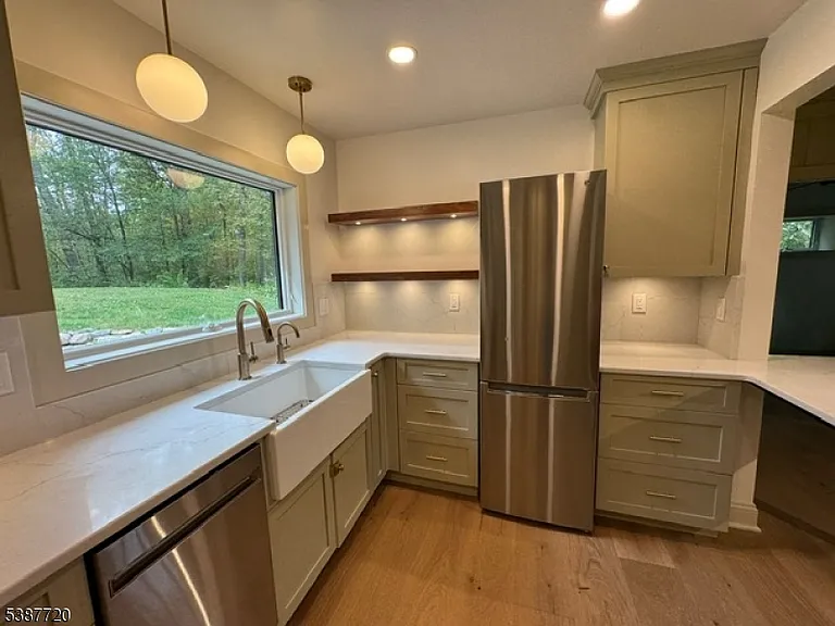 24 Lakeview Point Ave — Photo 8