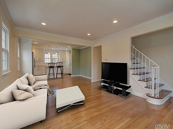 3rd image of 2621 Fortesque Ave