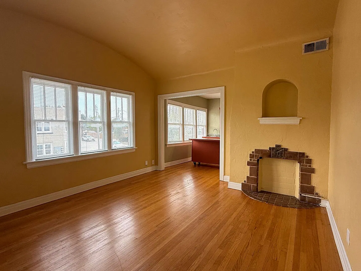 Renovated 4-plex in Paseo with modern 1-bed units and historic charm — Photo 4