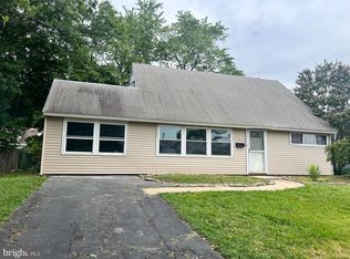 19 Vicar Ln, Levittown, PA 19054
