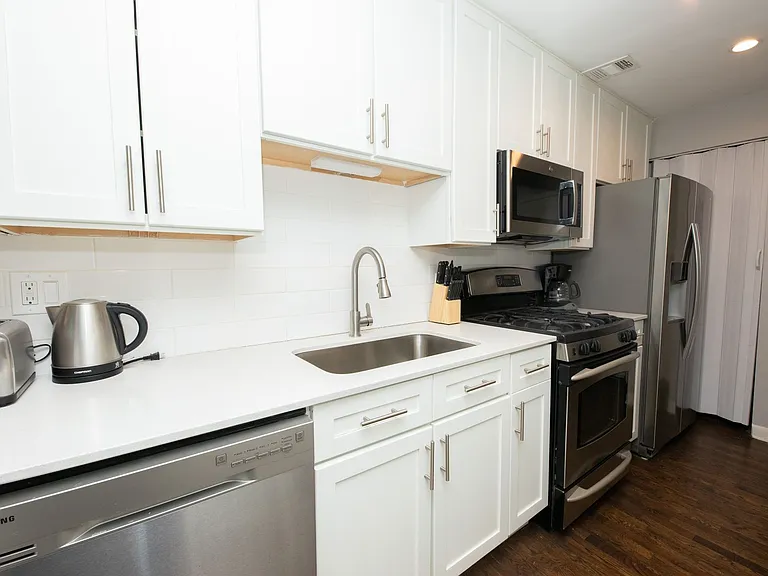 853GA W Barry Ave — Photo 16