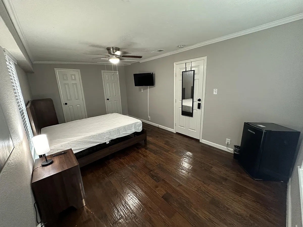 Largest room-mini fridge, TV, closet, en suite bathroom - Murdock Rd