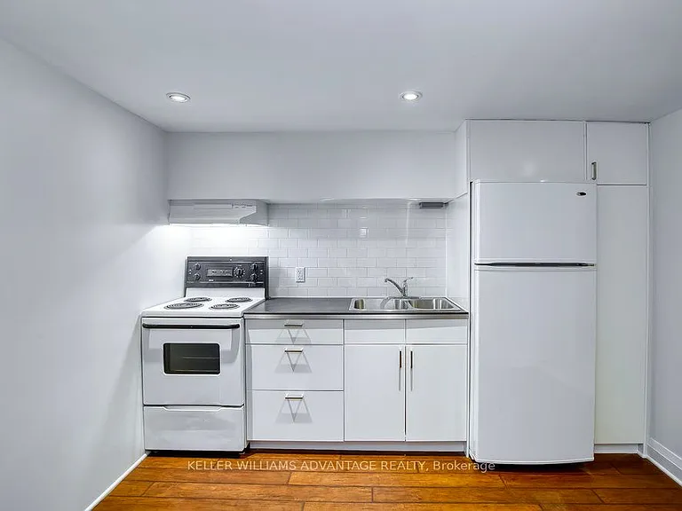 325 Perth Ave #LOWER — Photo 11