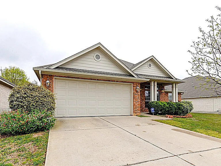10028 Lisi Anne Dr — Photo 3