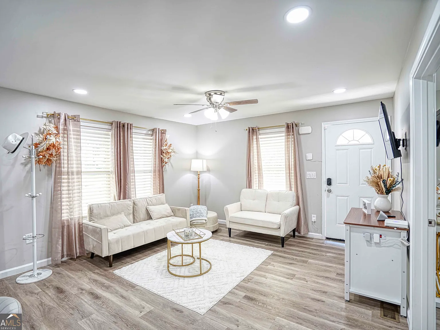 3 bed, 2.0 bath, 1250 sqft, $3,000 — Photo 2