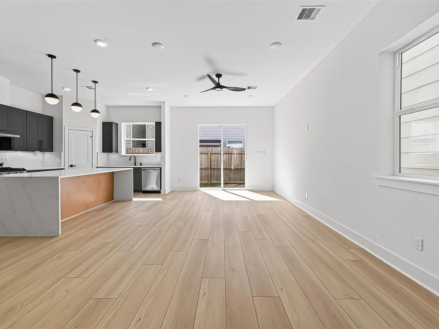 3 bed, 2.5 bath, 1885 sqft, $2,500 — Photo 4