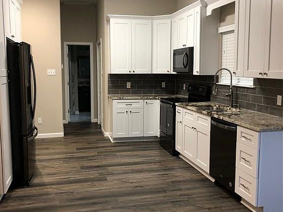 3rd image of 605 Leisure Ln