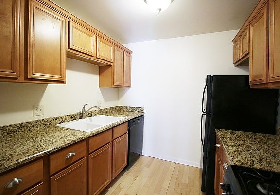 3rd image of 2018 N Oakland Ave APT 208