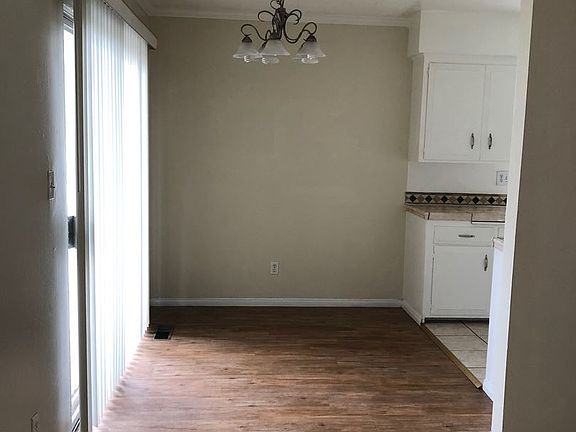 5th image of 484 Mariposa Ave APT D