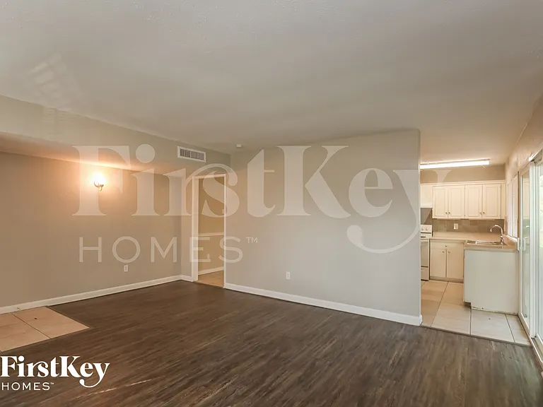 6217 Pine St — Photo 3