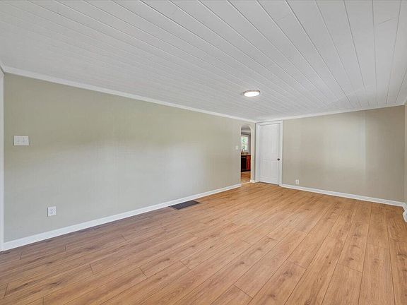 3rd image of 433 Dogwood Hill Rd