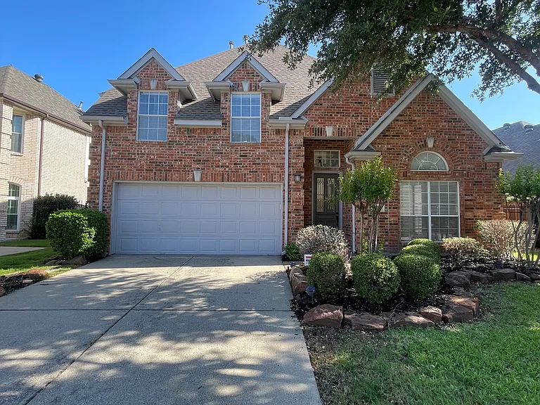 425 Waterside Dr — Photo 1