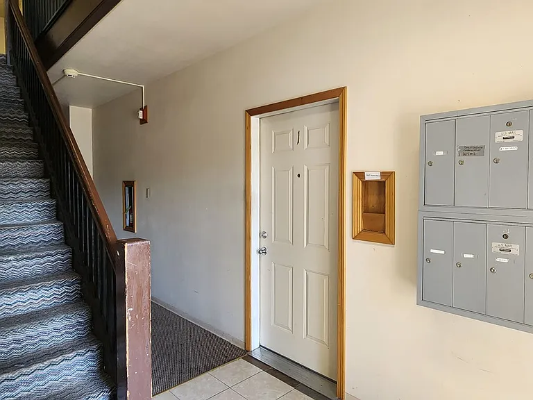 Lincoln Manor Apartments — Photo 11