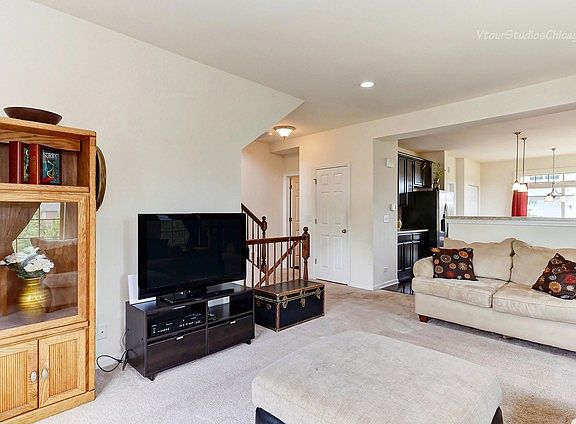 4th image of 28W070 Creekside Dr