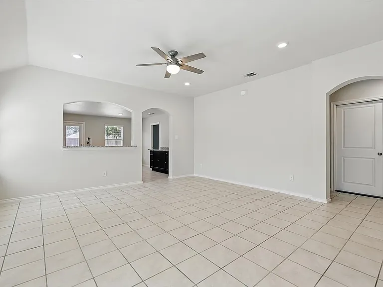 1530 Woodlake Dr — Photo 4
