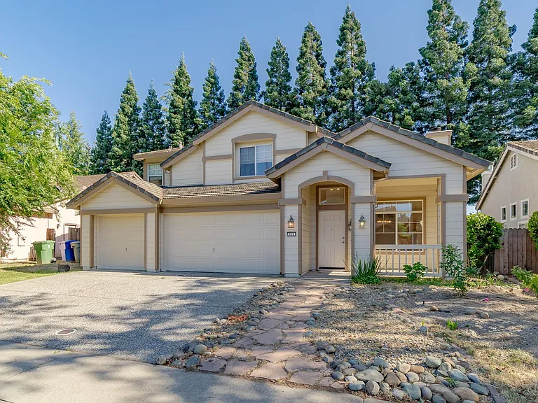 359 Seaton Dr — Photo 2