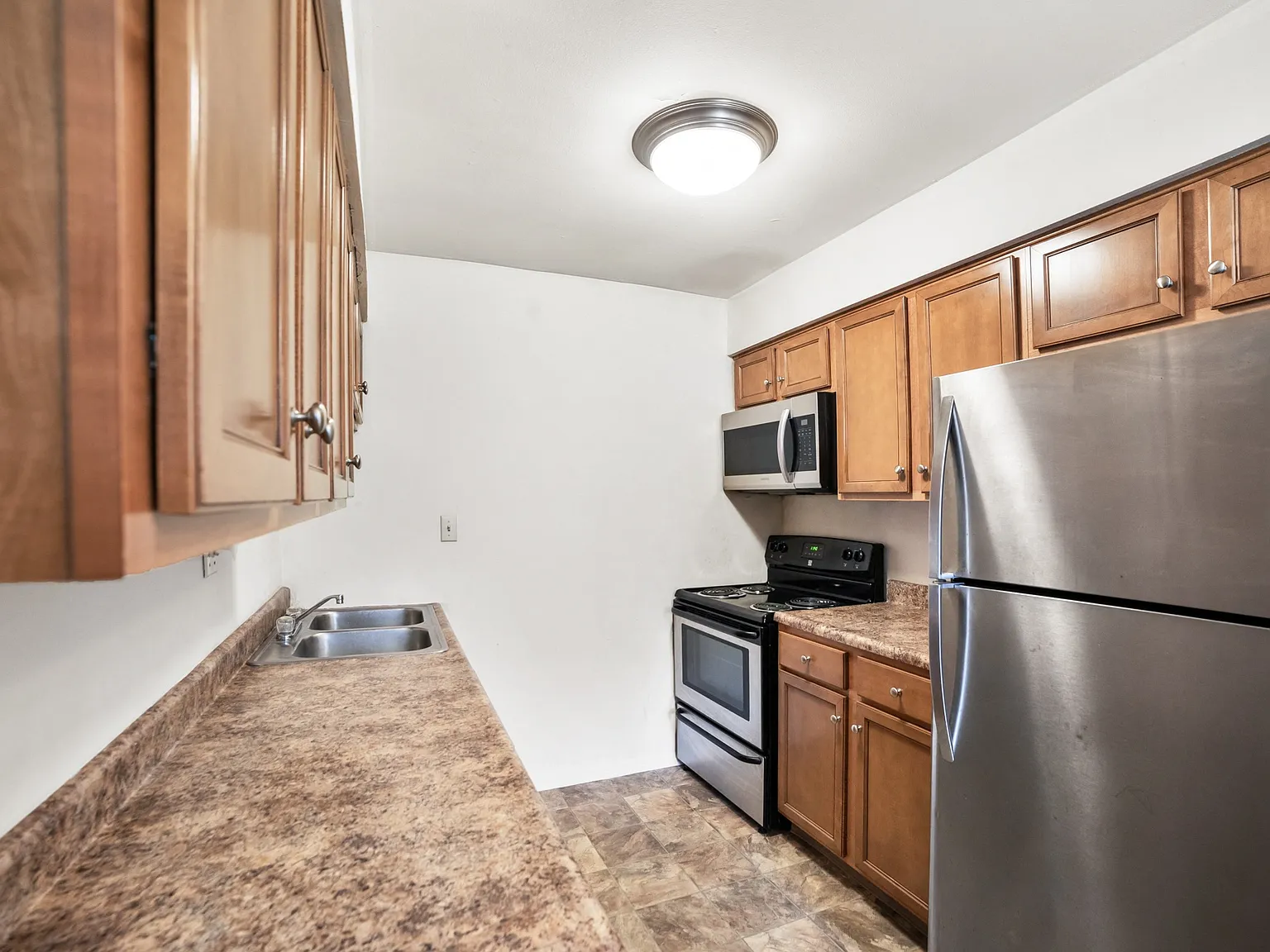 Somerset Apartments — Photo 2